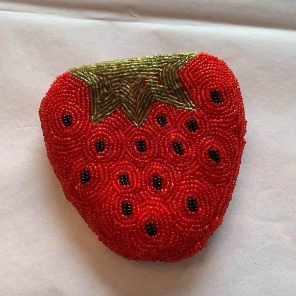 Accessories - 🎉HP🎉Beaded Strawberry Coin Purse Zippered Top